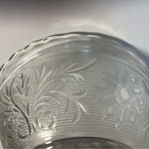 Vintage MCM Anchor Hocking Tiara scalloped Sandwich Glass Bowl 6.25” EUC - Picture 7 of 9